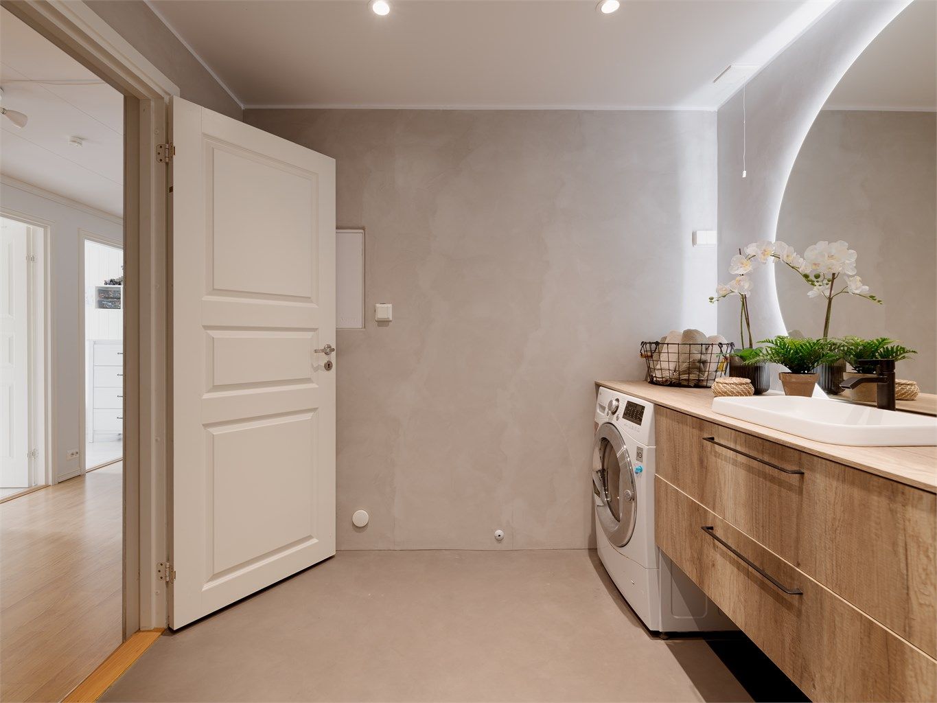 Det er downlights i taket og varme i gulvet for ekstra komfort.