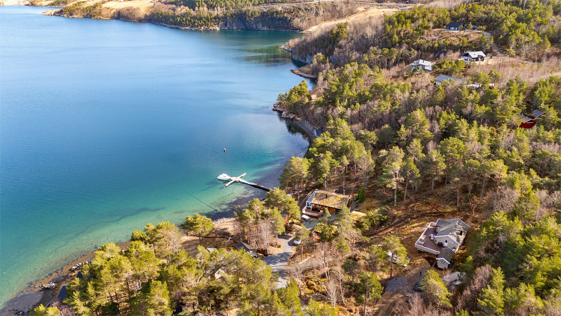 For aktiviteter og opplevelser i nærområdet finner du blant annet Skavdalen Ridesenter kun ca. 18 minutter unna, samt Austrått Fort og Austrått Golfklubb rundt 30 minutters kjøretur fra eiendommen.