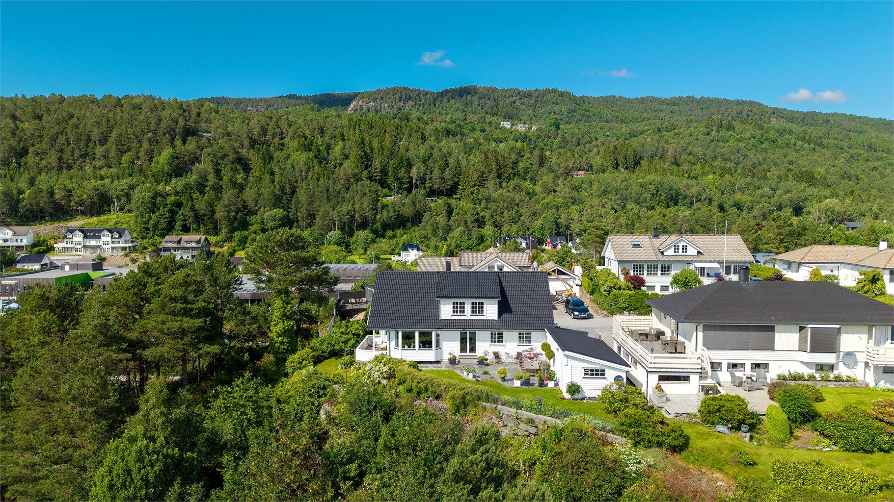 Boligen ligger i et rolig og barnevennlig nabolag på Flisnes.