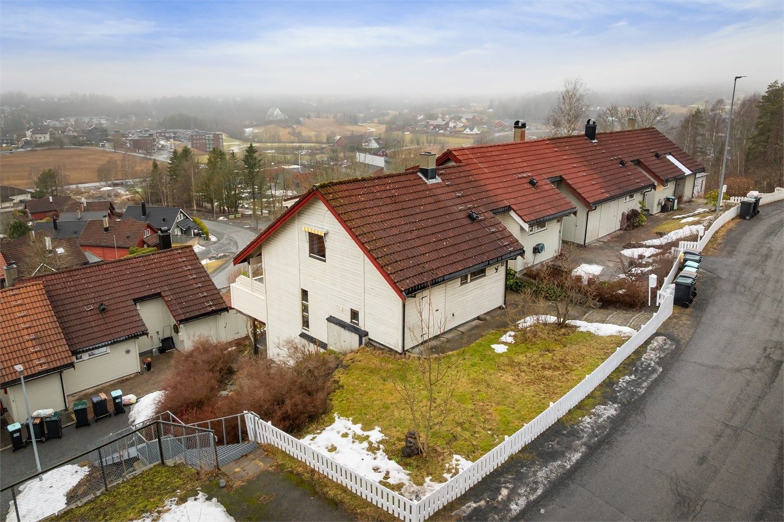 Boligen ligger høyt og fritt i et rolig og barnevennlig område med flere lekeplasser i nærområdet