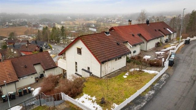 Boligen ligger høyt og fritt i et rolig og barnevennlig område med flere lekeplasser i nærområdet