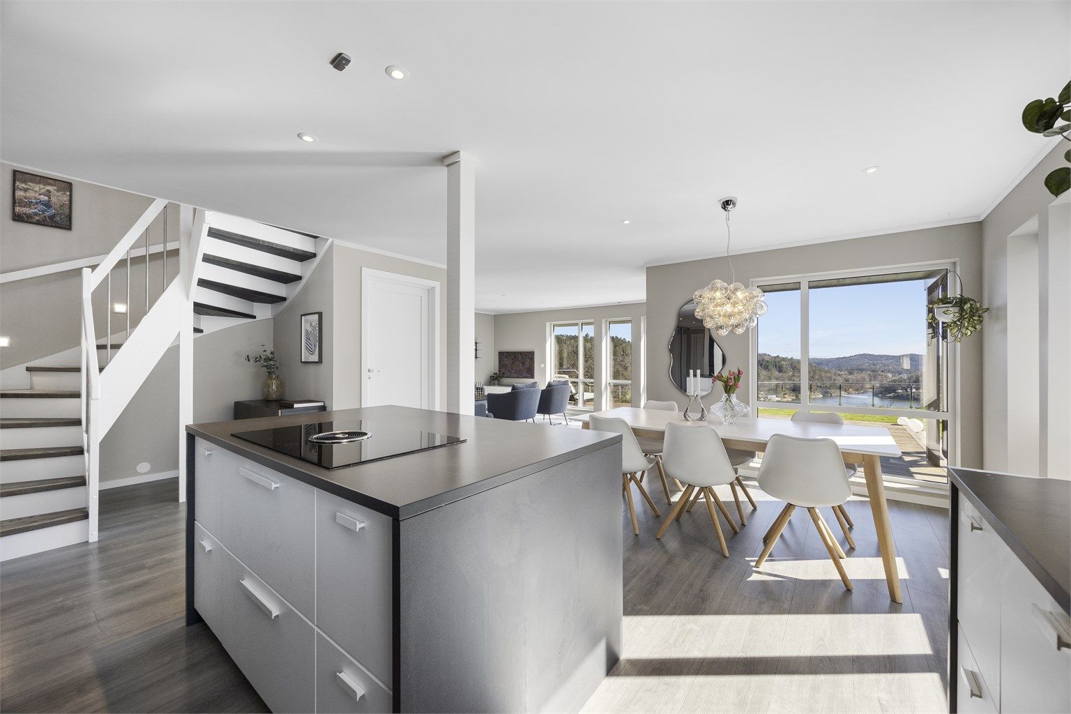 Det er vannbåren varme i hele 1. etasje + bad i 2. etasje.