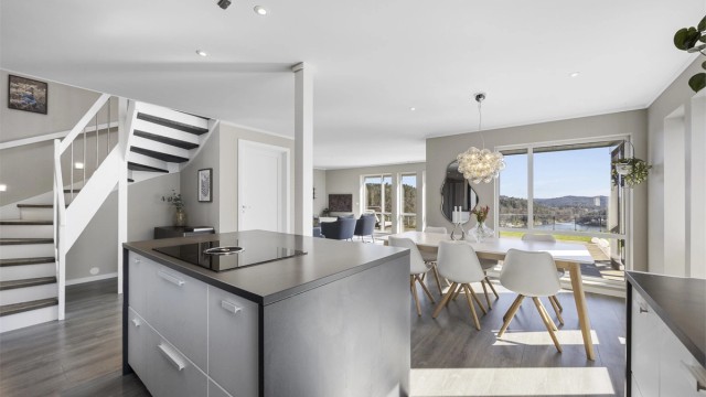 Det er vannbåren varme i hele 1. etasje + bad i 2. etasje.