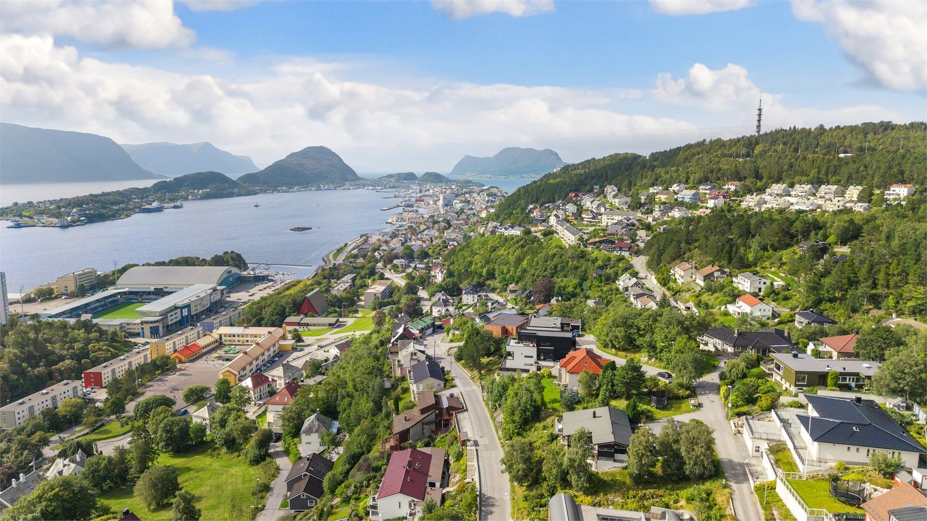 Byfjellet Aksla byr på grusbelagte turstier og friidrettsbane på Aksla Stadion.