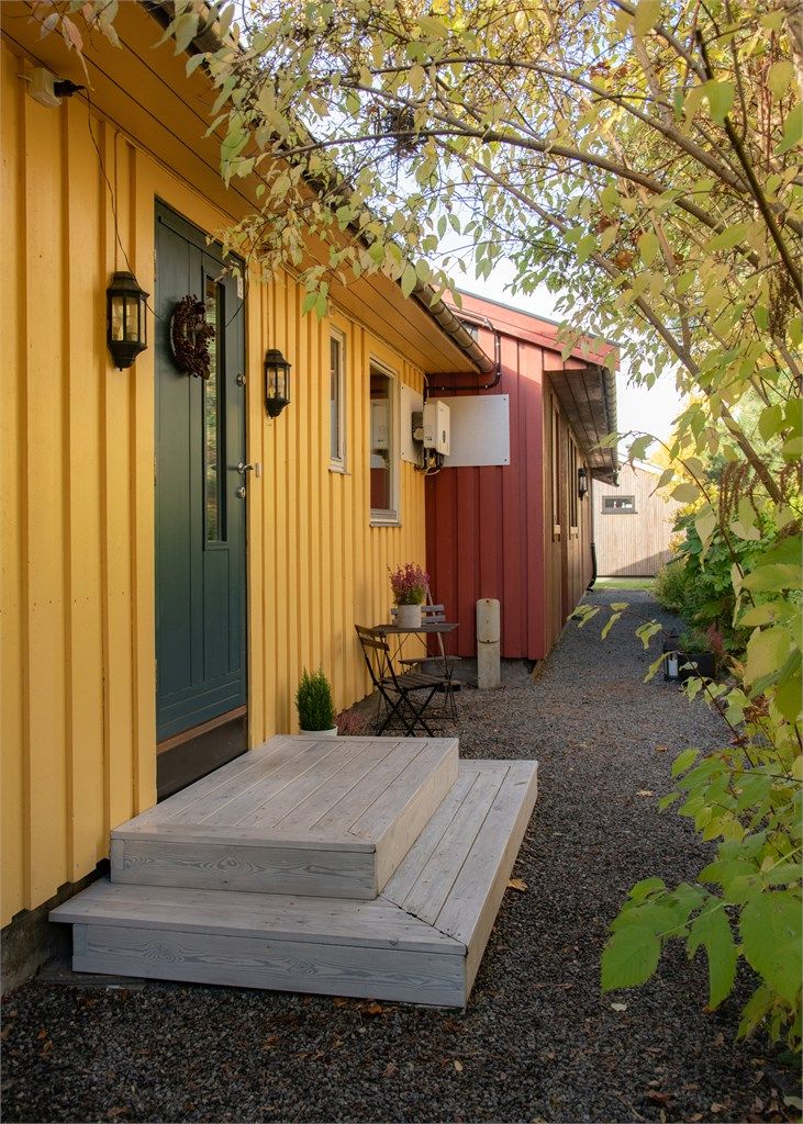 Adkomstvei mot inngangsdøren på nordsiden av boligen.