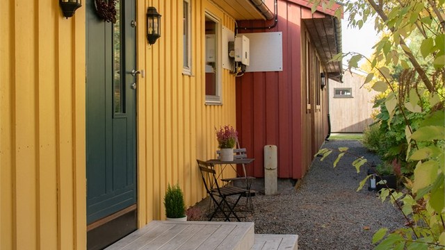 Adkomstvei mot inngangsdøren på nordsiden av boligen.