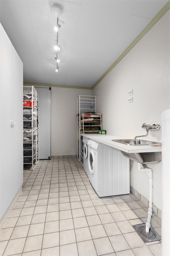Deler av vaskerommet er opprinnelig ikke utgravd jf. byggetegninger og er ikke godkjent til varig opphold. Innredet med benkeplate over opplegg for vaskemaskin/tørketrommel av laminat med nedfelt oppvaskkum.