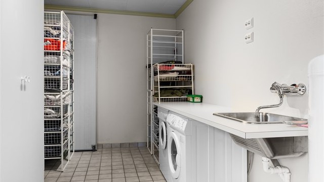 Deler av vaskerommet er opprinnelig ikke utgravd jf. byggetegninger og er ikke godkjent til varig opphold. Innredet med benkeplate over opplegg for vaskemaskin/tørketrommel av laminat med nedfelt oppvaskkum.