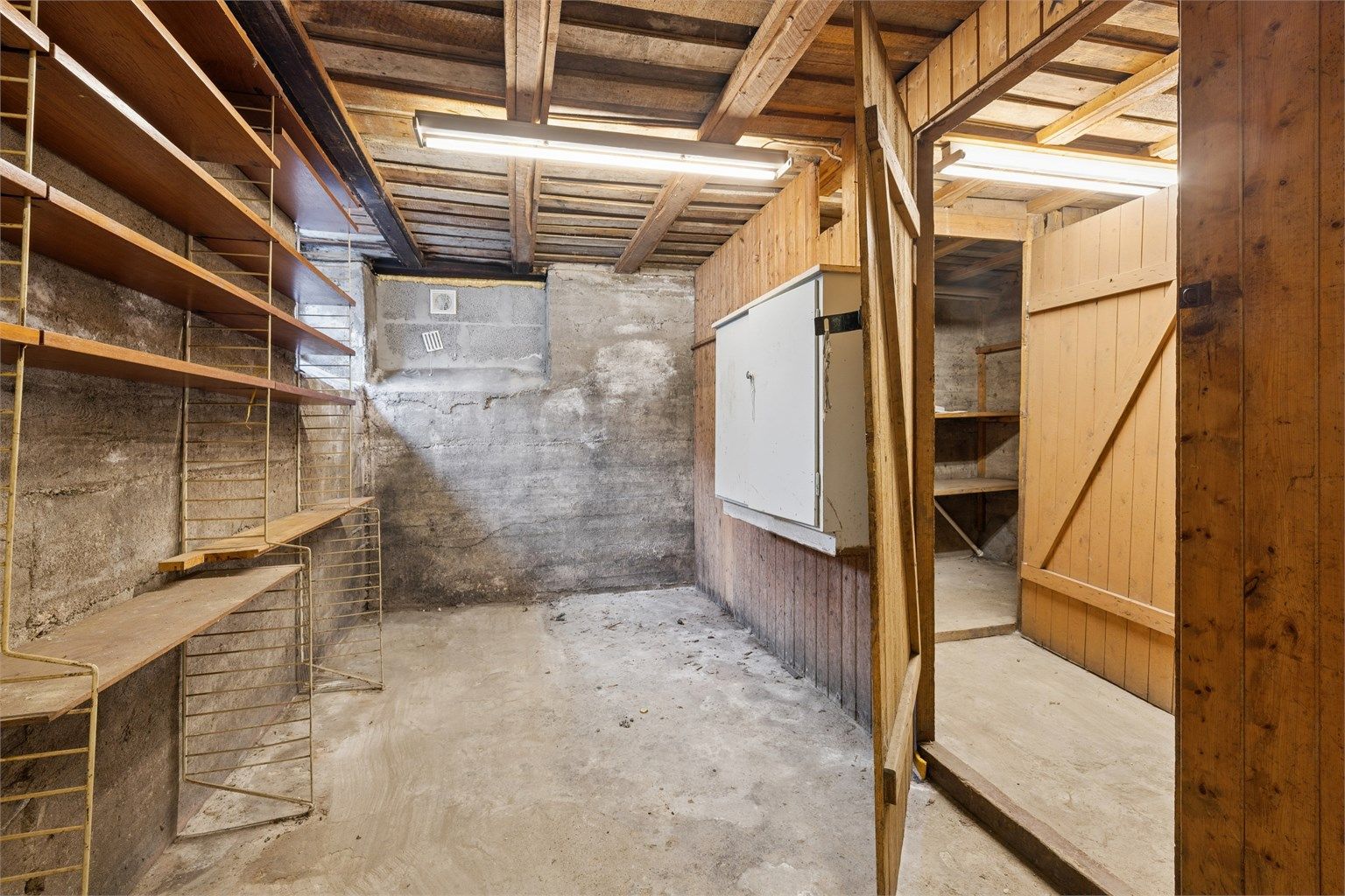 Mer lagringsplass i kjelleren med synlig stubbloftshimling.