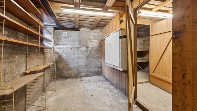 Mer lagringsplass i kjelleren med synlig stubbloftshimling.