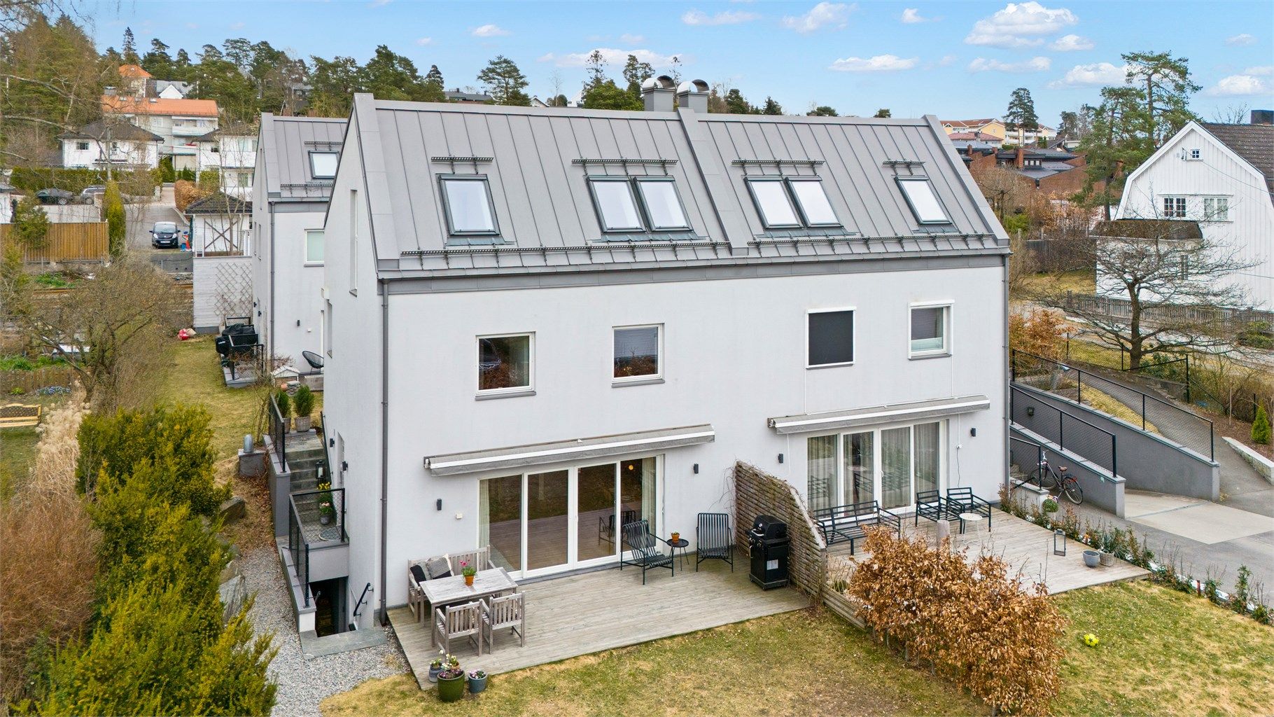 Holtveien 26A har en solrik og attraktiv beliggenhet i et etablert villaområde nær Holtet, kjent for sitt rolige bomiljø og korte avstand til både servicetilbud og kollektivtransport.