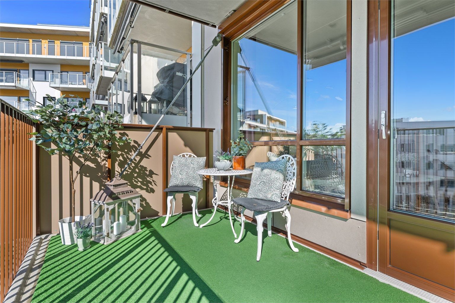 Balkongen er en fin forlengelse av stuen, med plass til en hyggelig sittegruppe.