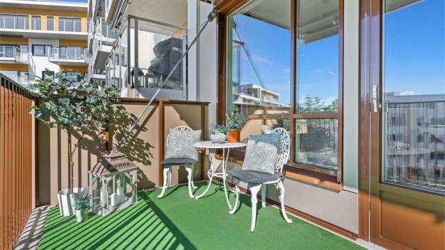 Balkongen er en fin forlengelse av stuen, med plass til en hyggelig sittegruppe.