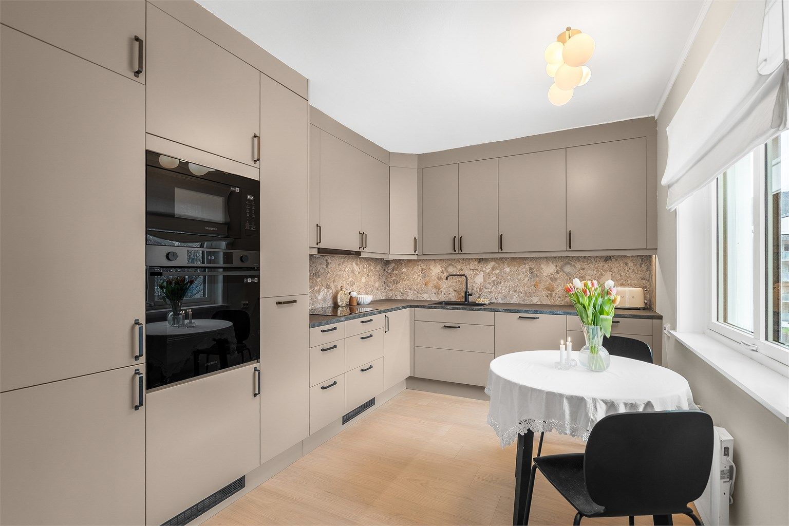 Dette er en moderne og overflateoppusset leilighet med en sentral beliggenhet på Strømsø.
Foto: Tor Harald Johannessen