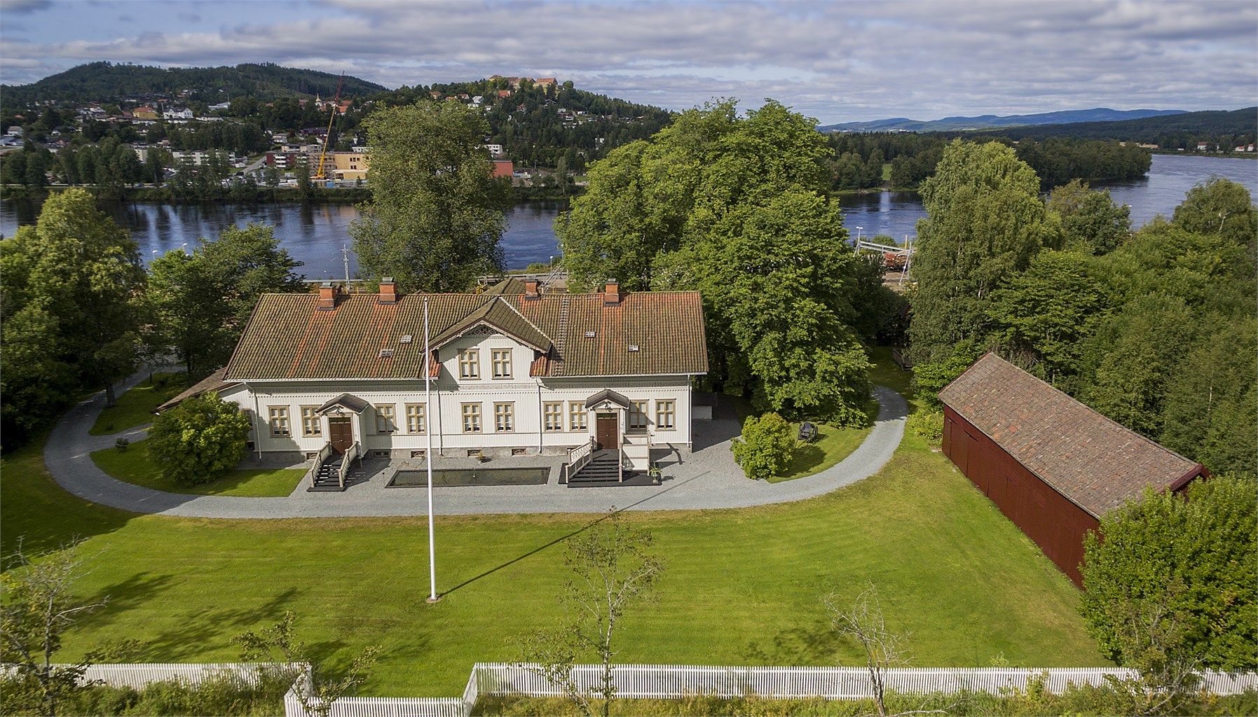 Praktfull eiendom solrikt beliggende ved Glomma, og utsikt til historiske Kongsvinger festning