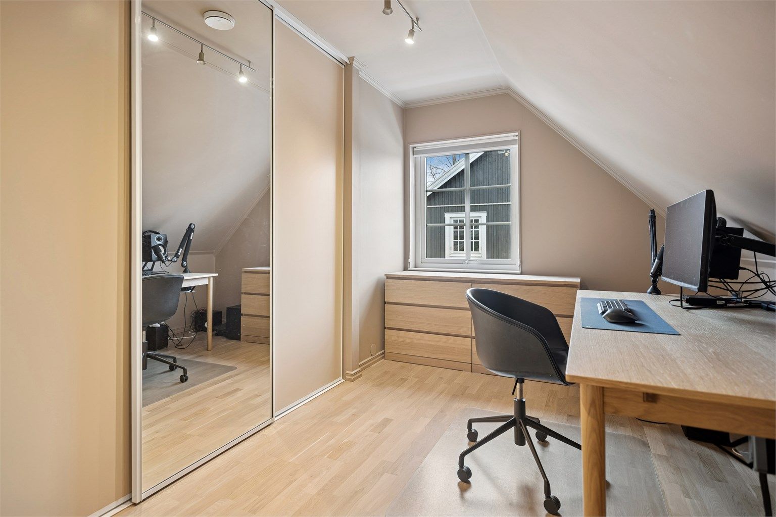 Soverom 4 har en stor skyvedørsgarderobe med speildør.