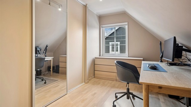 Soverom 4 har en stor skyvedørsgarderobe med speildør.
