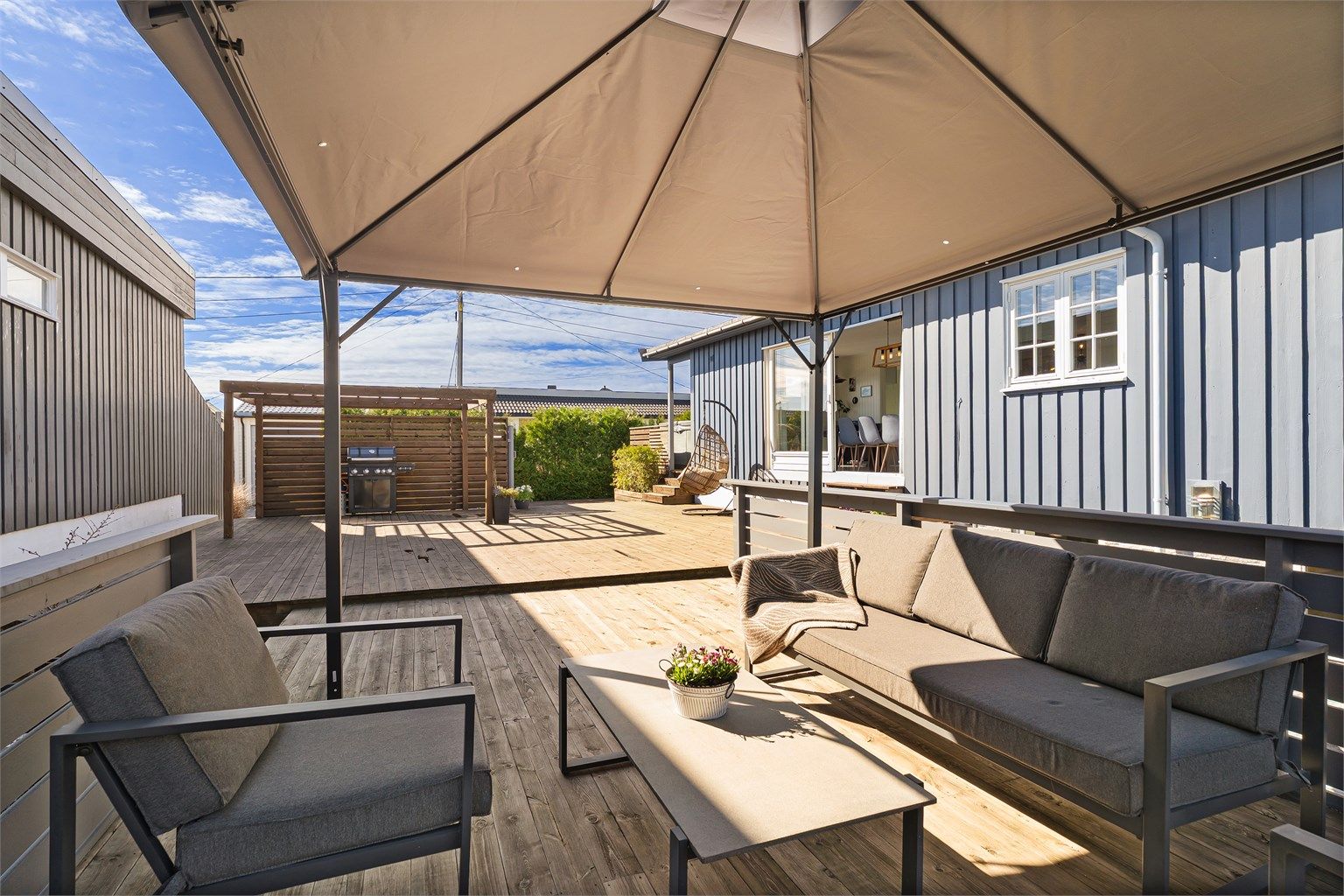 Velkommen til Skinnerheia 14- Her har du flere flotte utesoner som bader i sol