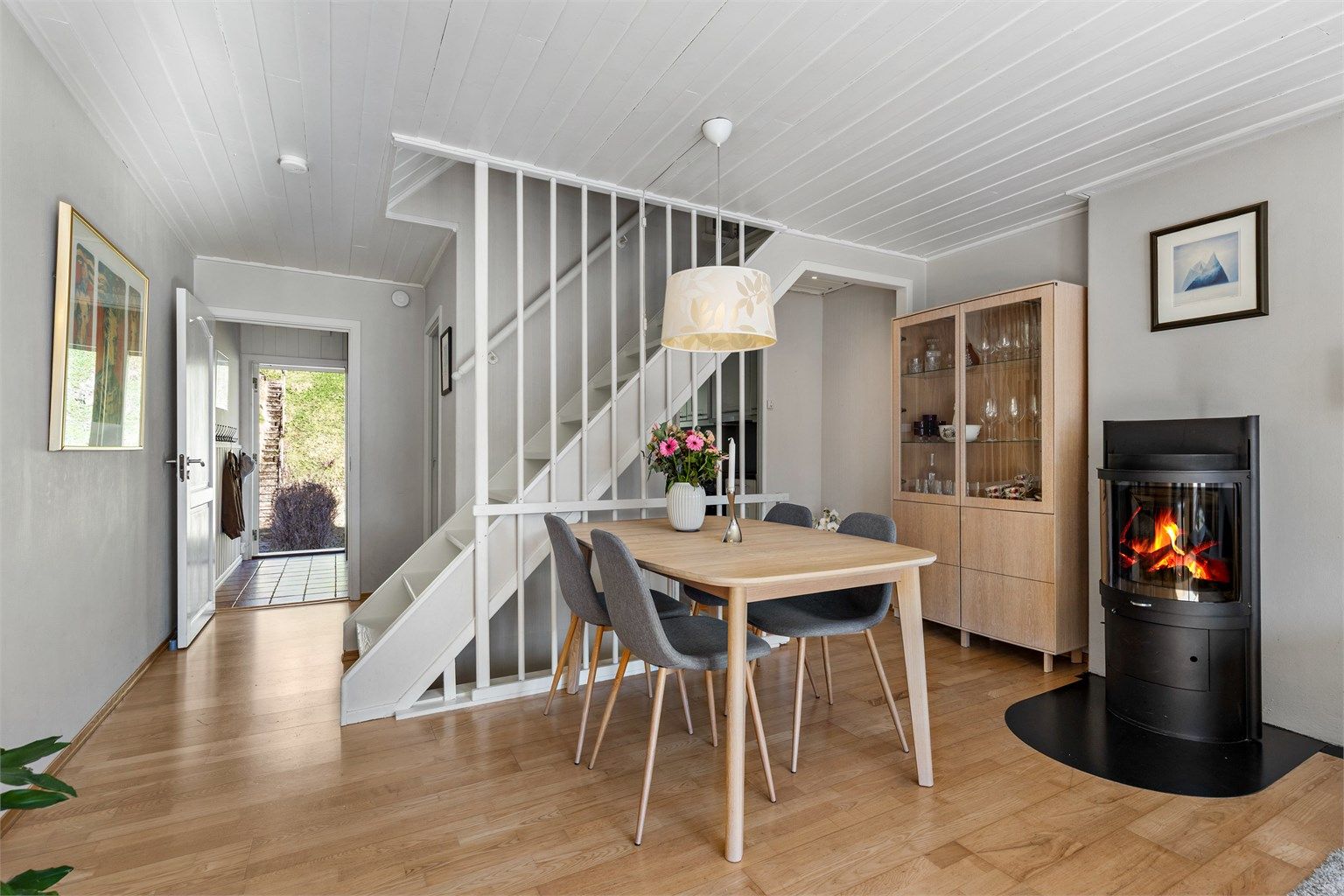 Fra stuen er det trapp opp til 2.etasje og ned til kjelleretasjen.