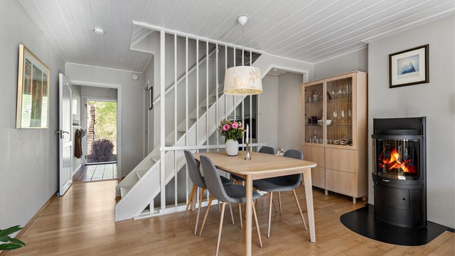 Fra stuen er det trapp opp til 2.etasje og ned til kjelleretasjen.