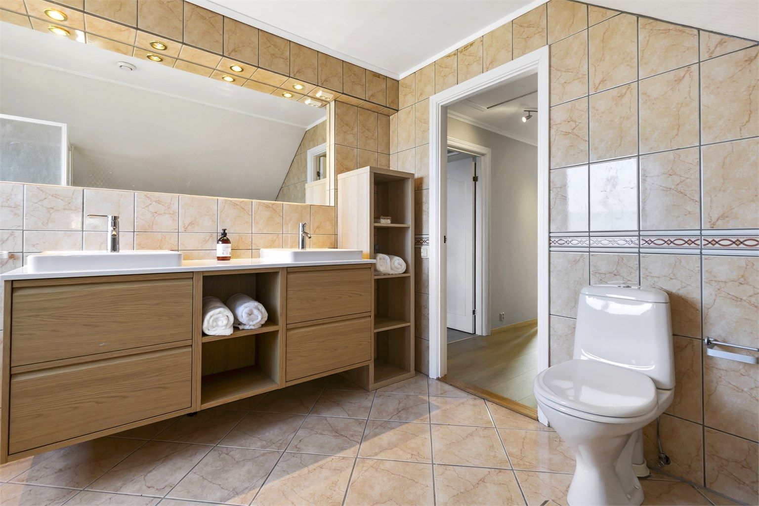 Baderomsinnredning med doble servanter.