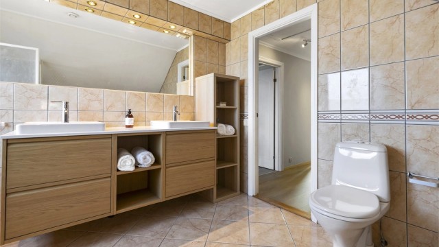 Baderomsinnredning med doble servanter.