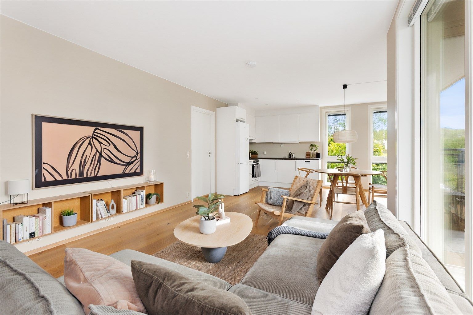 Leiligheten har en åpen og luftig stue-/kjøkkenløsning som skaper en sosial og praktisk planløsning.