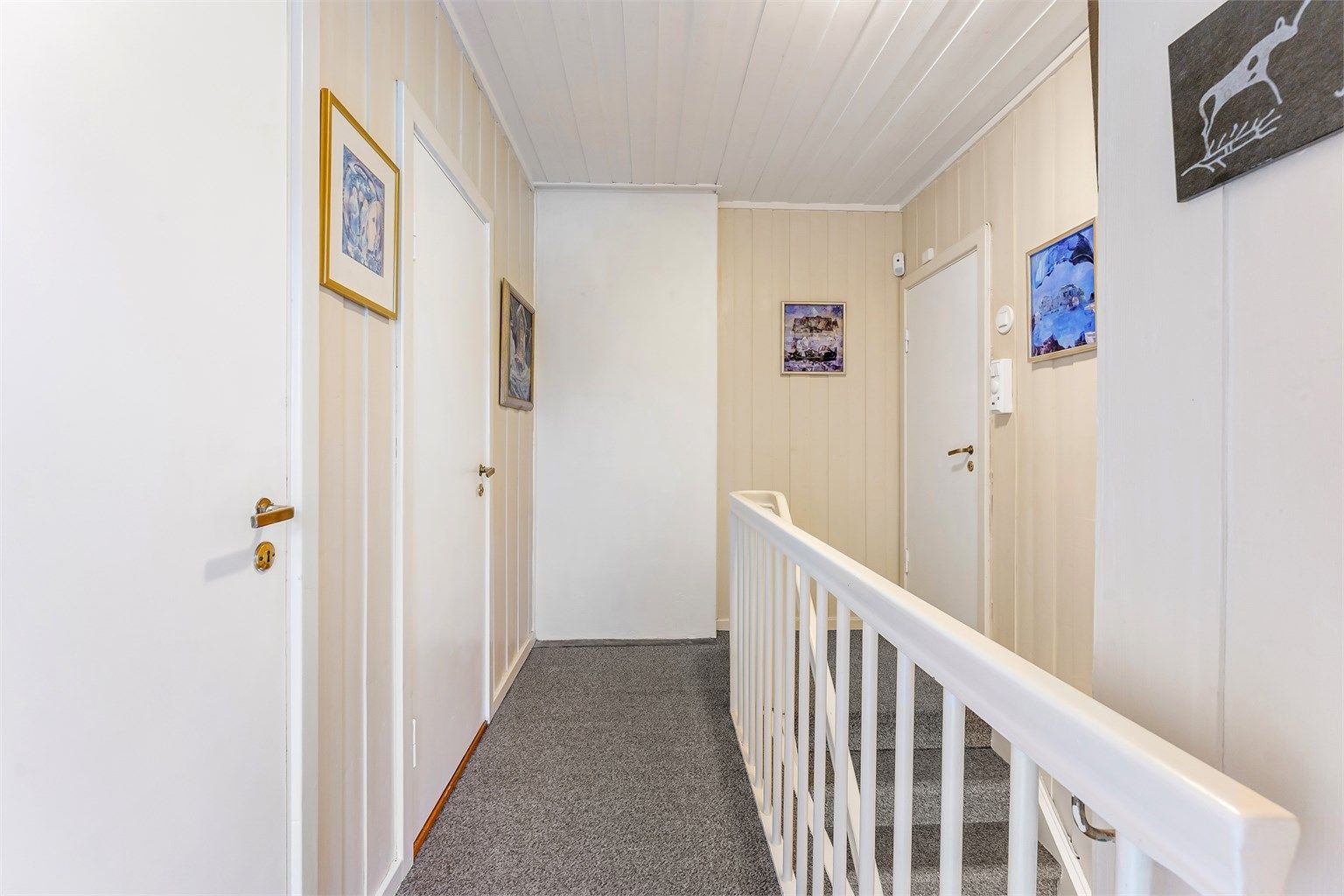 Lyse overflater og panel på veggene gir et klassisk preg.