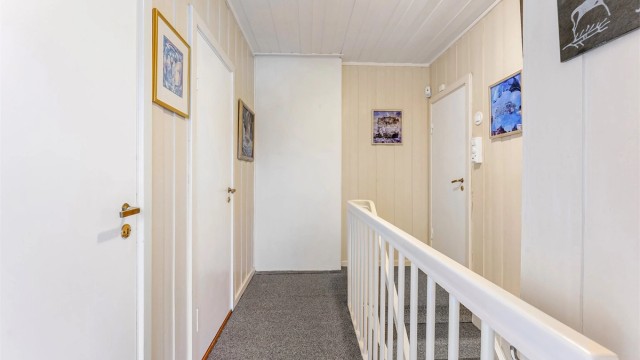 Lyse overflater og panel på veggene gir et klassisk preg.