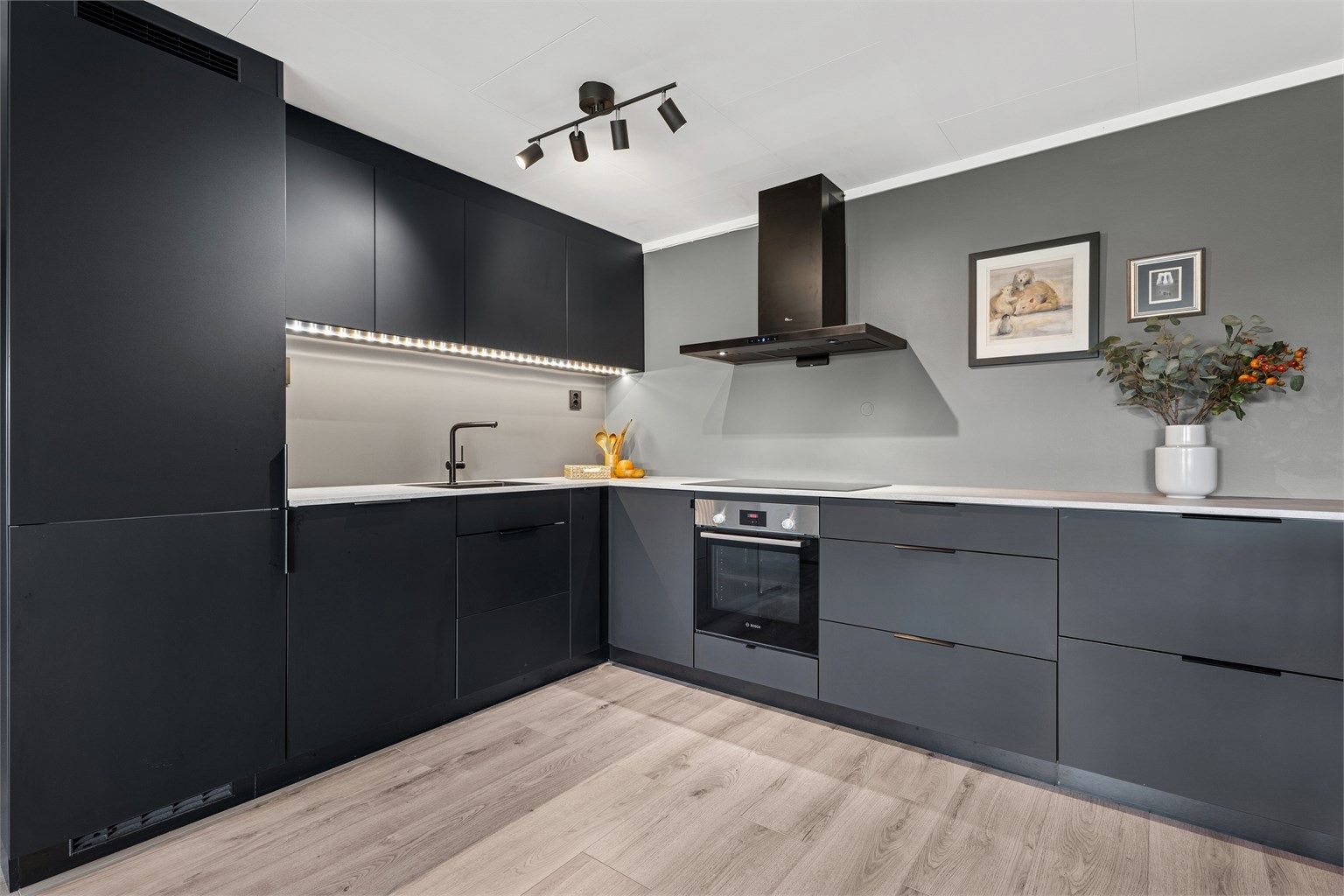 Kjøkkenet er moderne og stilrent, med åpen løsning mot stuen som inviterer til både hverdag og selskapelighet.