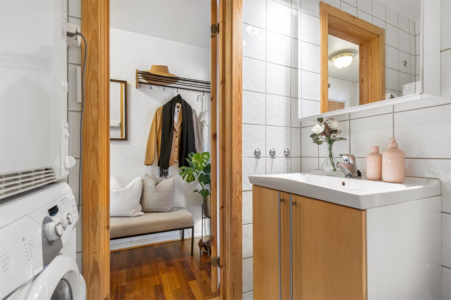 Badet er utstyrt med dusjhjørne med glassvegger, servantskap og toalett.