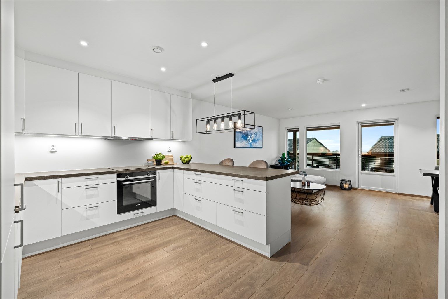 Kjøkkeninnredningen er fra Sigdal, med glatte fronter og takhøye skap.