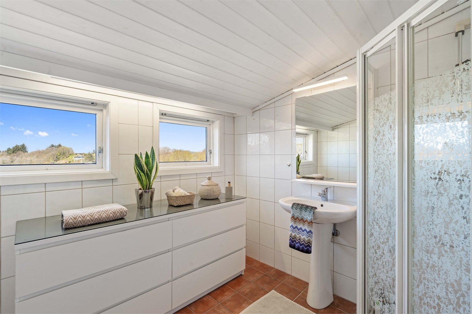 Badet i 2.etasje har fliser på gulv og vegger.