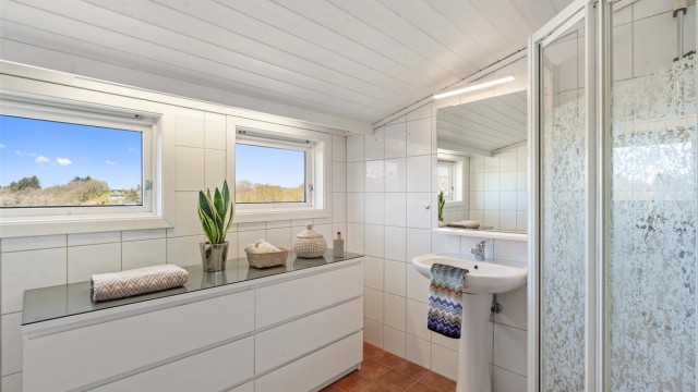 Badet i 2.etasje har fliser på gulv og vegger.