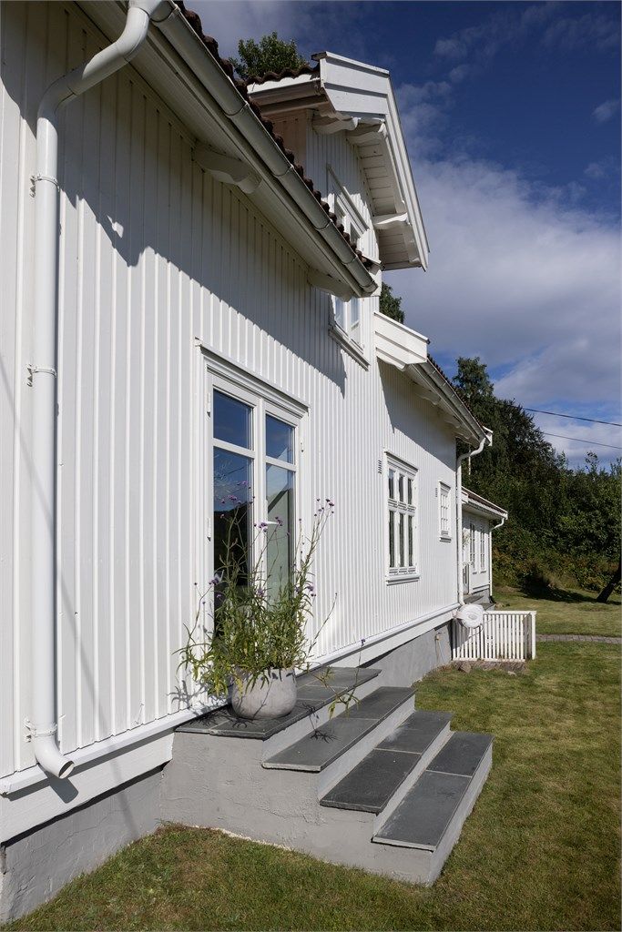 Fasaden har stående trekledning og ble nylig malt.