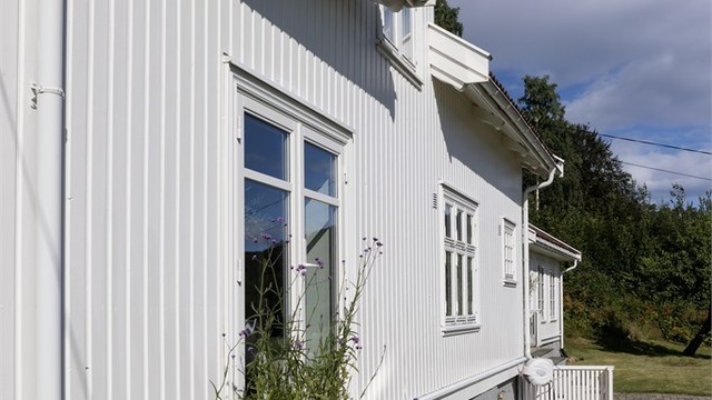 Fasaden har stående trekledning og ble nylig malt.