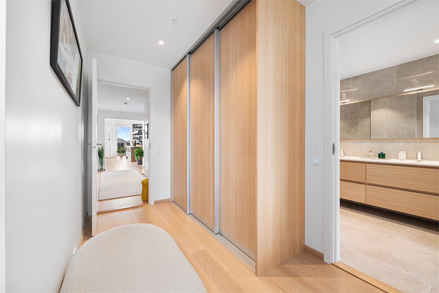 Rikelig med oppbevaringsplass i skyvedørsgarderobe. Leiligheten disponerer to garasjeplasser med elbillader og to boder