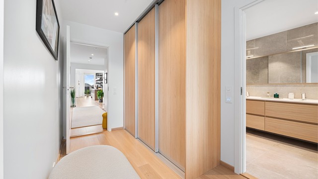 Rikelig med oppbevaringsplass i skyvedørsgarderobe. Leiligheten disponerer to garasjeplasser med elbillader og to boder