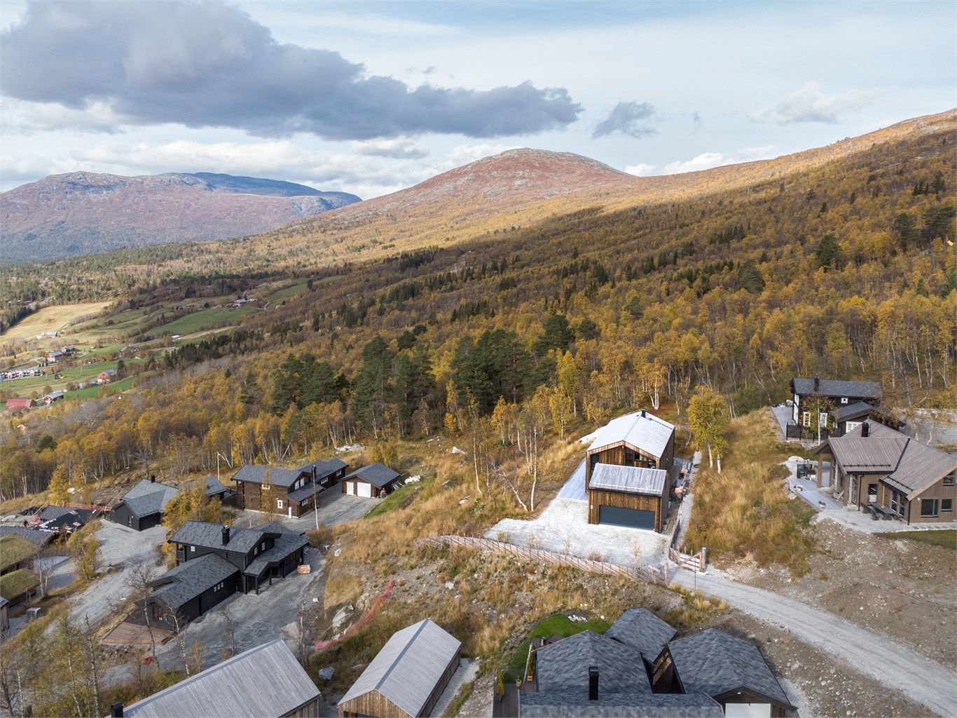 Området byr på preparerte skiløyper om vinteren og et utstrakt stinett om sommeren.