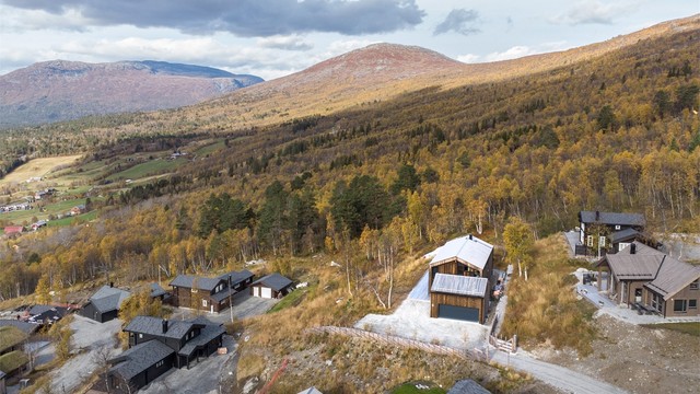 Området byr på preparerte skiløyper om vinteren og et utstrakt stinett om sommeren.
