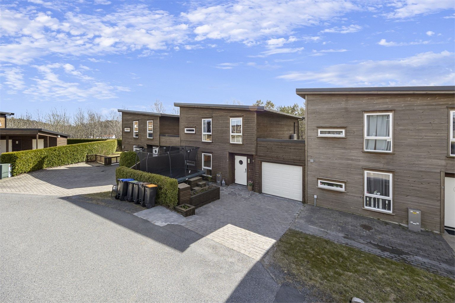  Innholdsrik enebolig i kjede fra 2010 med garasje og stor terrasse. 