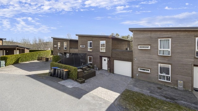 Innholdsrik enebolig i kjede fra 2010 med garasje og stor terrasse.