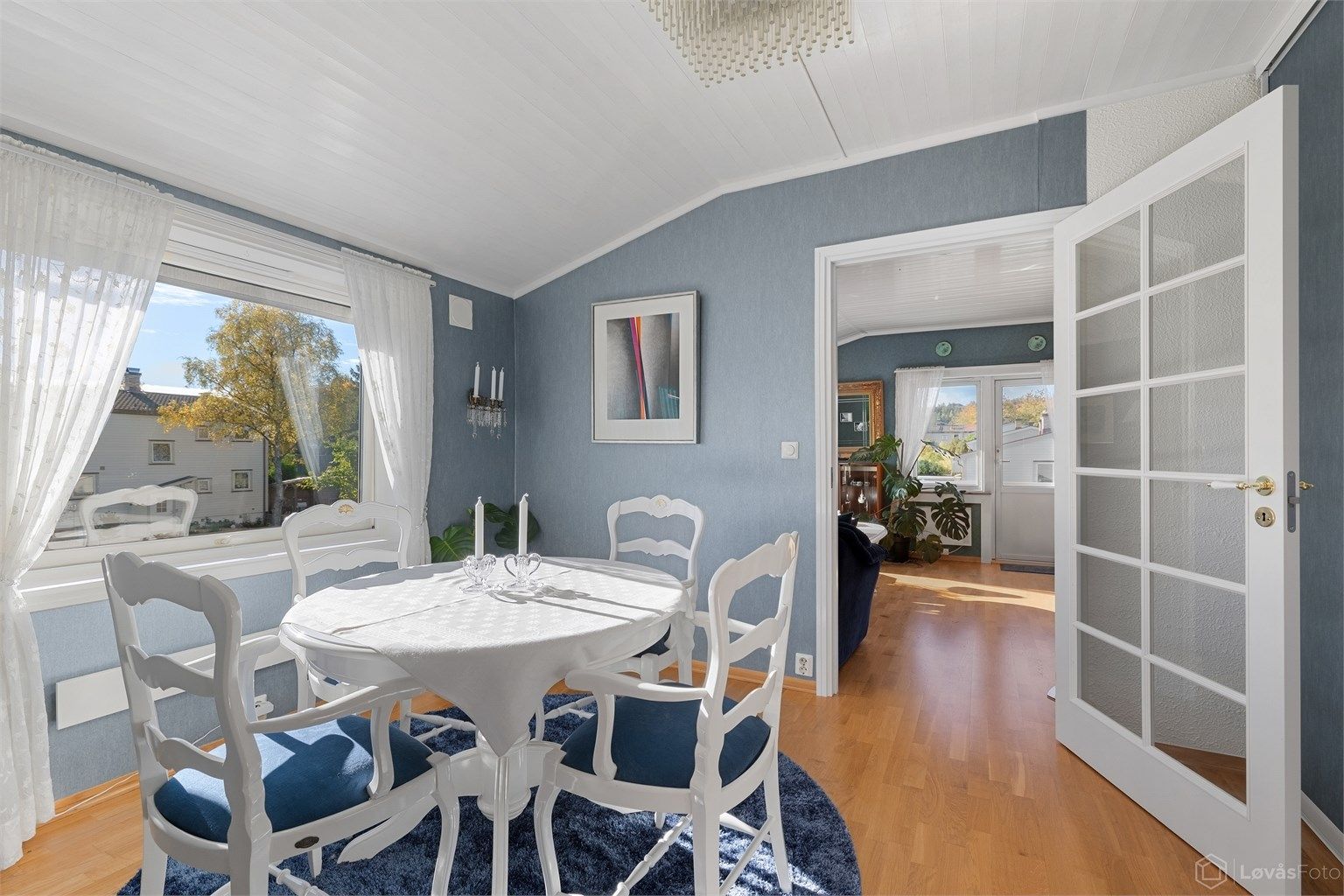 Spisestuen ligger i åpen forbindelse med stuen og har plass til et stort spisebord.
