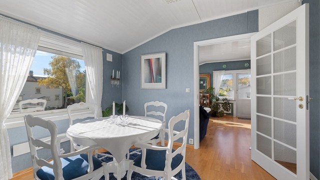 Spisestuen ligger i åpen forbindelse med stuen og har plass til et stort spisebord.