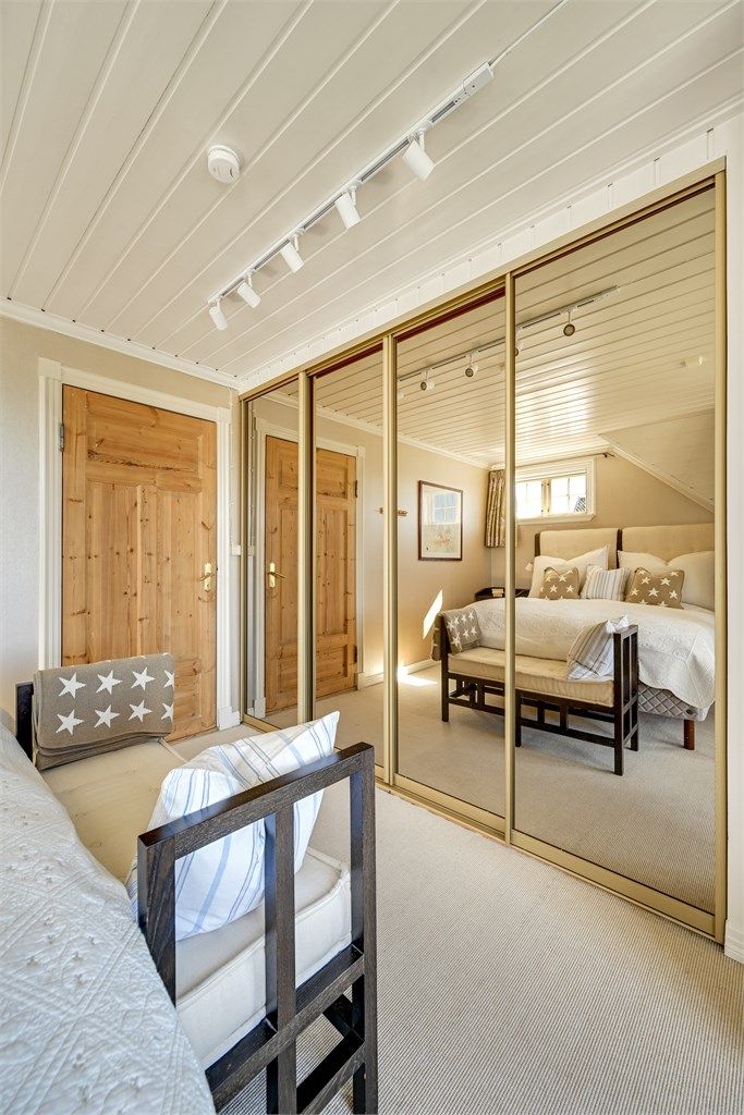 Detalj fra hovedsoverommet som viser de originale furudørene.