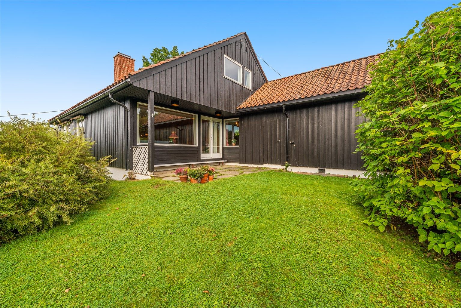 Velkommen til Hagalykkja 38. Her kan du nyte solen i fred og ro skjermet fra både vær og vind, og kan slappe av uten innsyn.