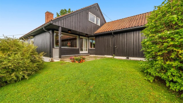 Velkommen til Hagalykkja 38. Her kan du nyte solen i fred og ro skjermet fra både vær og vind, og kan slappe av uten innsyn.