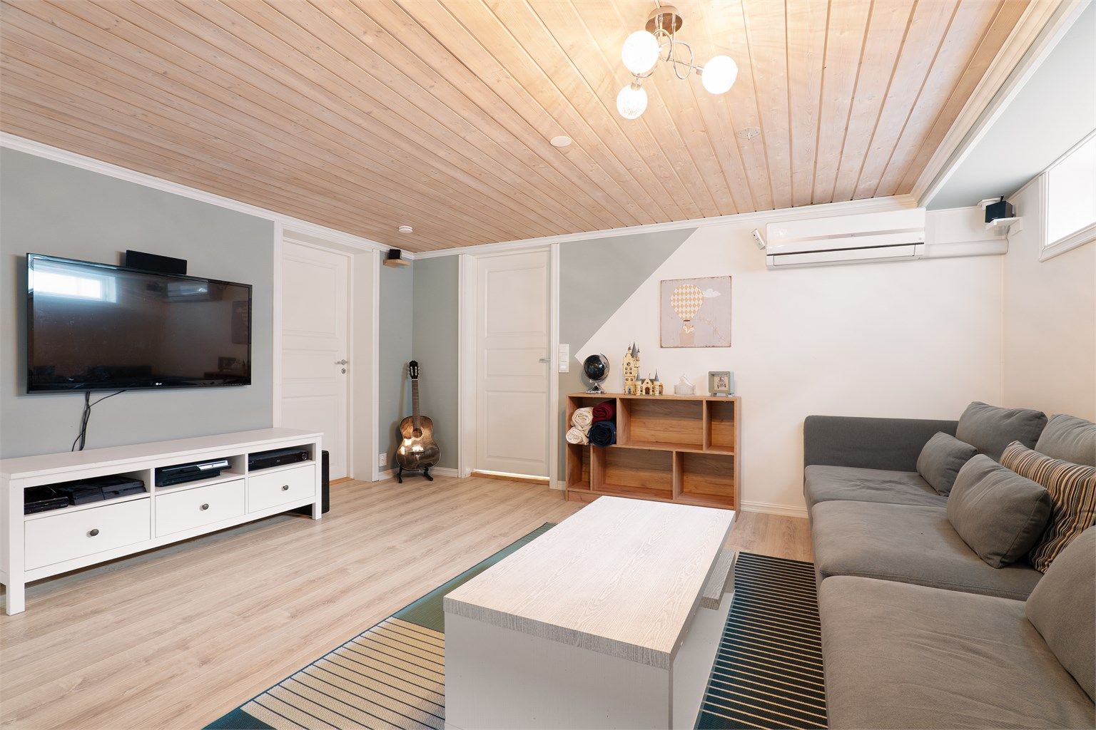Kjellerens tre soverom er alle tilgjengelig rett fra stuen. Varmepumpen er av eldre dato og har begrenset effekt.