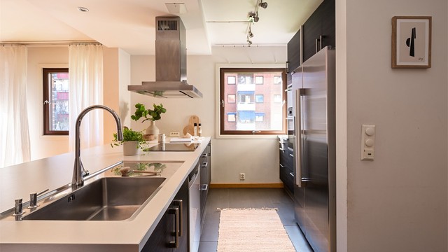 Kjøkkenøyen gir godt med benkeplass og har integrert kjøkkenvask med armatur, platetopp og oppvaskmaskin. I tillegg er det integrert stekeovn, mikrobølgeovn og frittstående kjøleskap.