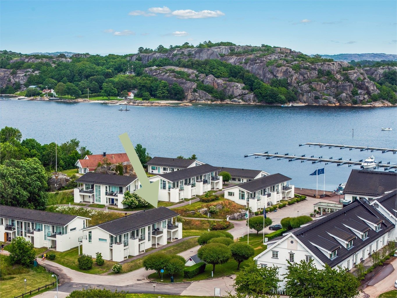 På sommerstid våkner hele øya til liv med hyggelige spisesteder, kafeer, gallerier og et rikt kulturliv.